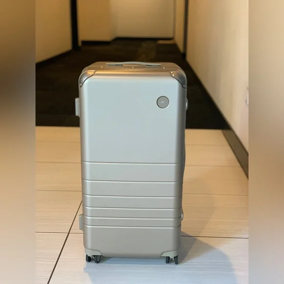 New Hybrid suitcase-trunk w/ telescopic handle, TSA locks & smooth wheel… - Picture 4 of 15